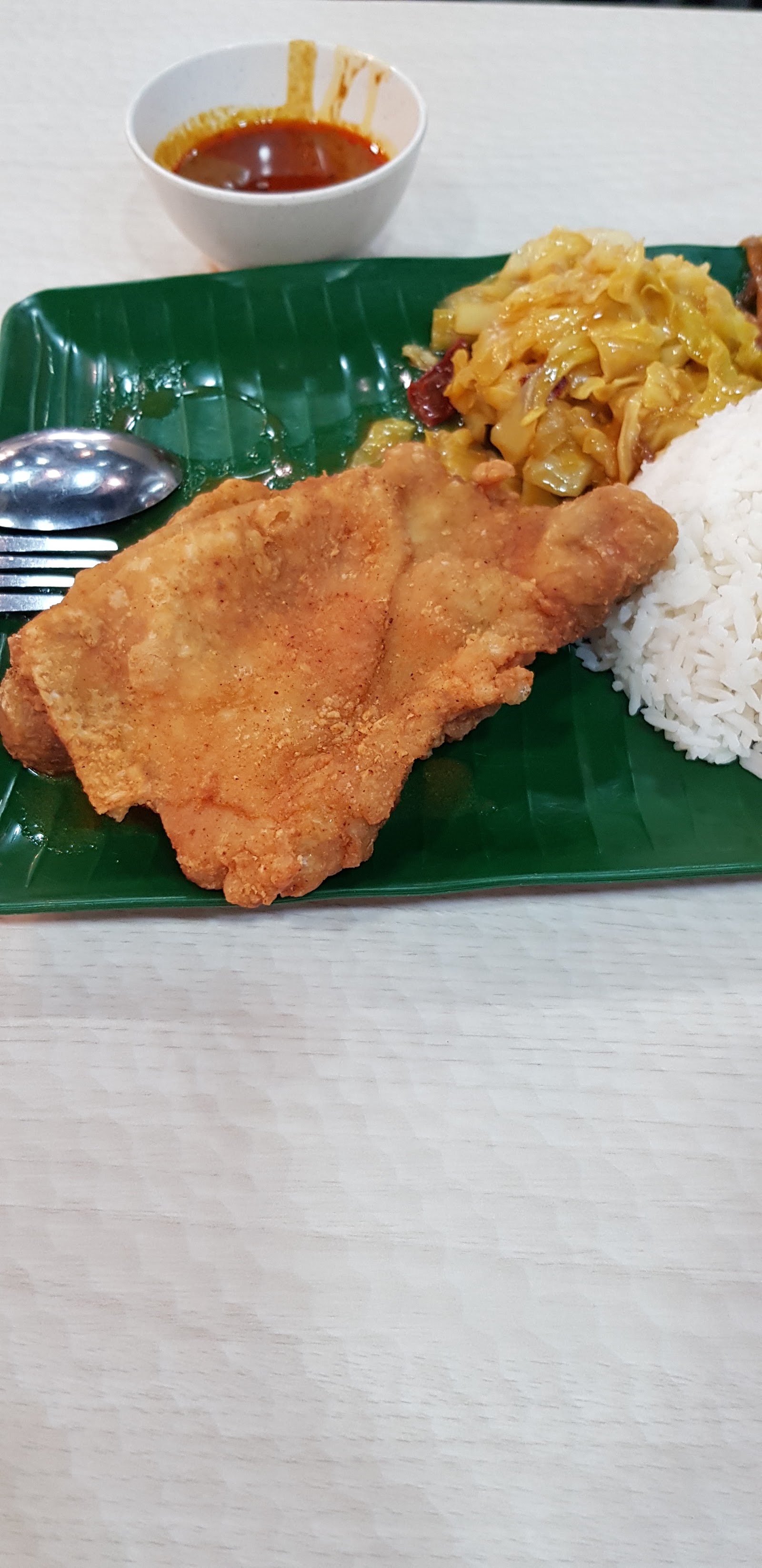 咖喱饭+L字炸鸡腿+包菜 curry rice + L shape fried drumstick + cabbage